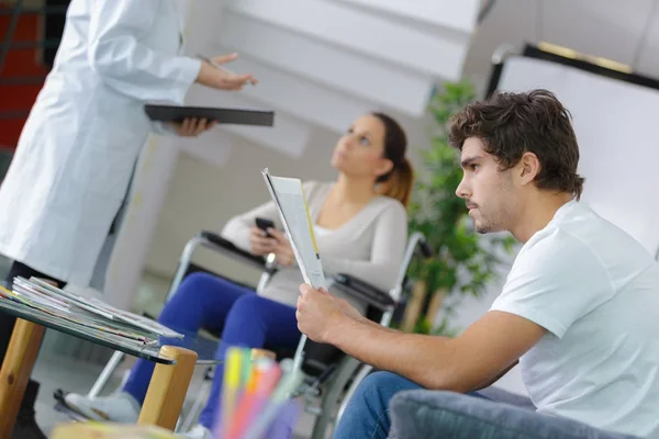 Mensen in het ziekenhuis te wachten voor de arts — Stockfoto