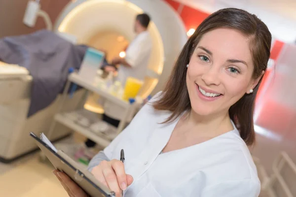 Porträt der Krankenschwester, mri-Scanner im Hintergrund — Stockfoto