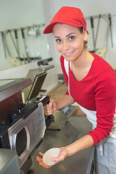 Un trabajador con una gorra roja — Foto de Stock