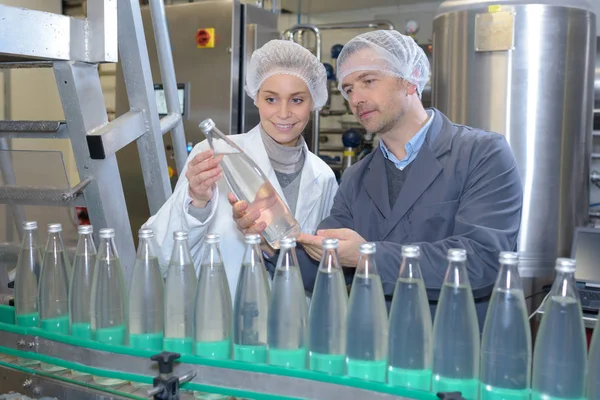 Trabajadores en una fábrica de embotellado — Foto de Stock