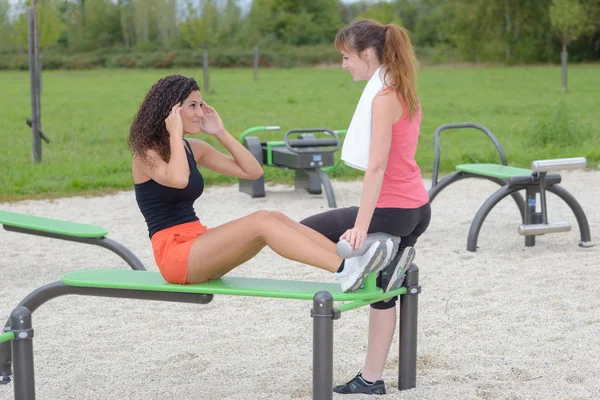 活跃的年轻女性在训练机上锻炼 — 图库照片