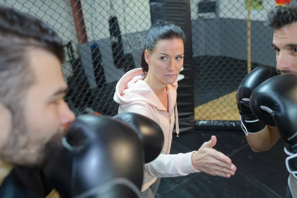 Deux hommes combattant entraînement avec groupe de conditionnement physique punching aerobox — Photo