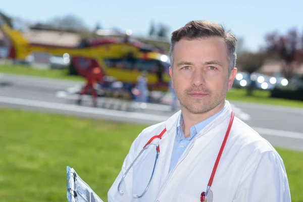 Médico de emergência e helicóptero — Fotografia de Stock