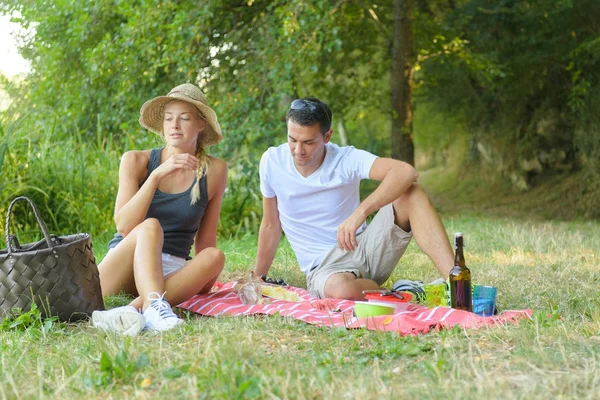 Hermosa pareja en el picnic en el parque de verano —  Fotos de Stock