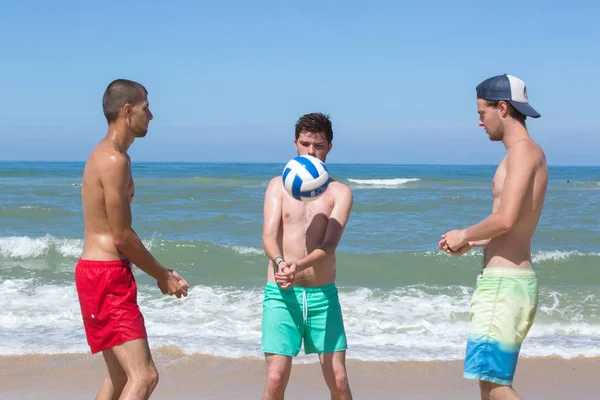 Beach volley-boll och pojkar — Stockfoto