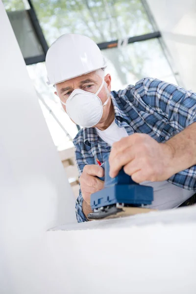 Polering en vägg med sandpapper närbild — Stockfoto