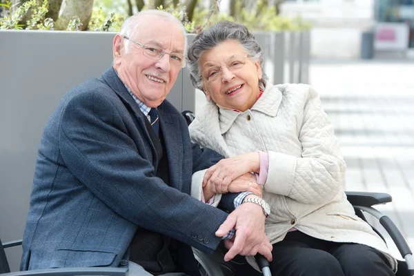 Pareja de ancianos al aire libre y viejos — Foto de Stock