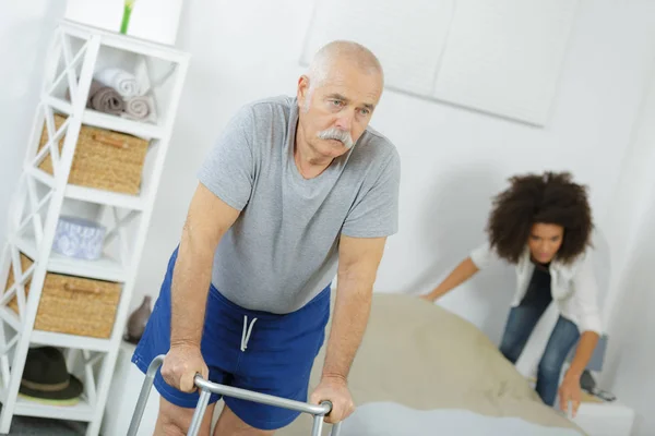 Vecchio anziano con walker in una casa di cura — Foto Stock