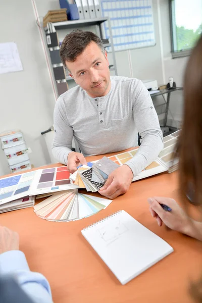 Artista com clientes e conselhos — Fotografia de Stock