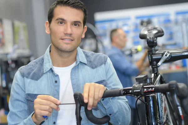 Retrato de assistente de loja de bicicletas — Fotografia de Stock