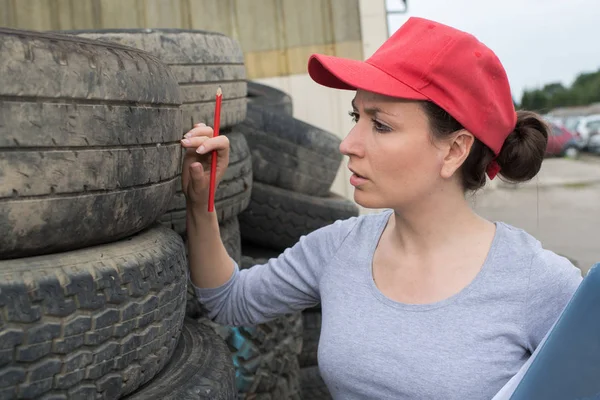 여성 검사 자동차 타이어 — 스톡 사진