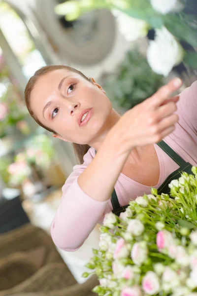 Florista apuntando y delantal — Foto de Stock