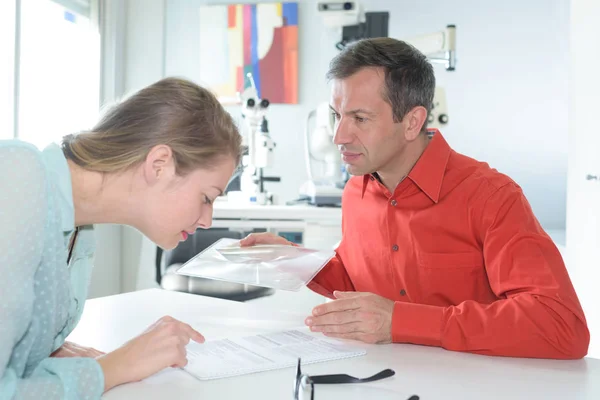 Frau liest das Horoskop — Stockfoto