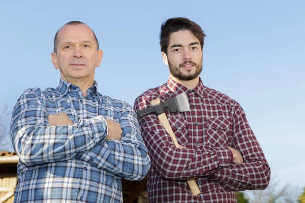 Iki adam bir balta tutan bir portresi — Stok fotoğraf