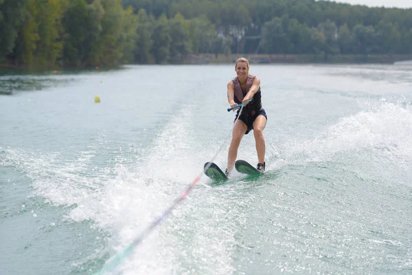 湖畔に若い女性水上スキー — ストック写真