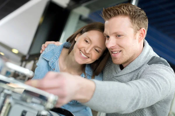 Abrazando pareja alcanzando hacia adelante — Foto de Stock