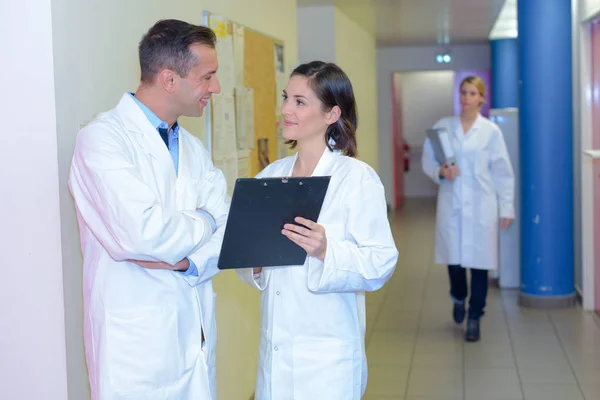 Profesionales en el pasillo — Foto de Stock