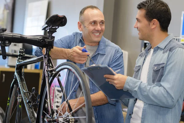 Mann arbeitet in Fahrradwerkstatt — Stockfoto