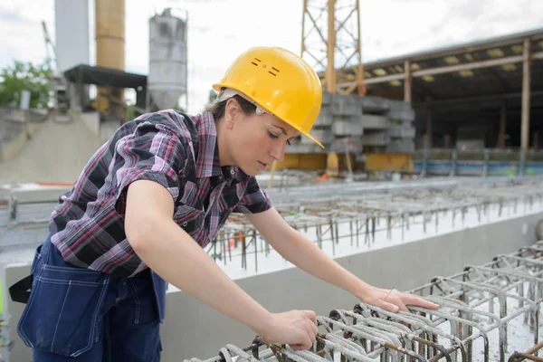 Mujer constructora que trabaja al aire libre en un sitio — Foto de Stock