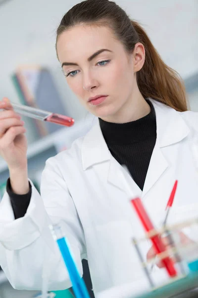 Medico con campioni di sangue — Foto Stock