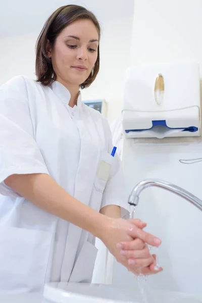 Femme médecin lavage des mains — Photo