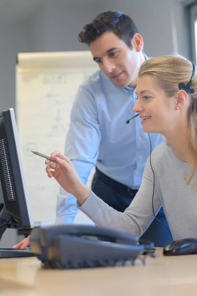 Hermosa joven secretaria y su jefe en la oficina — Foto de Stock