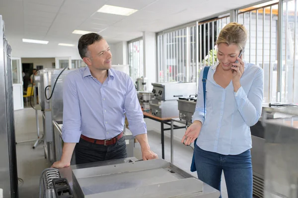 Två affärspartners inspektera ny fabrik — Stockfoto