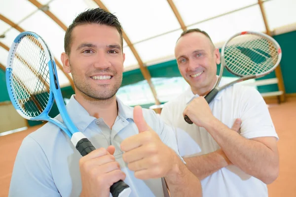 Portret van twee mannen op Tennisbaan — Stockfoto