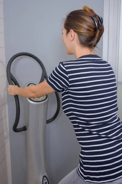 Frau auf dem Trainingsgerät — Stockfoto