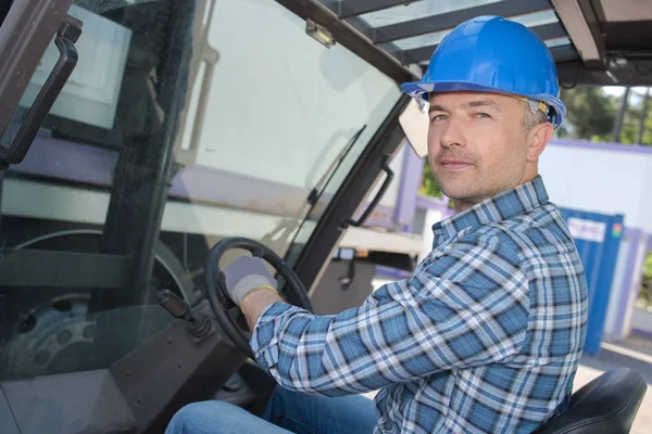 Porträt eines Gabelstaplerfahrers — Stockfoto