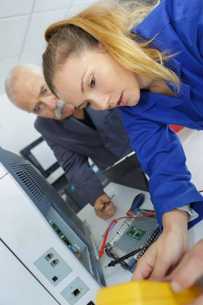 Female apprentice and computer hardware — Stock Photo, Image