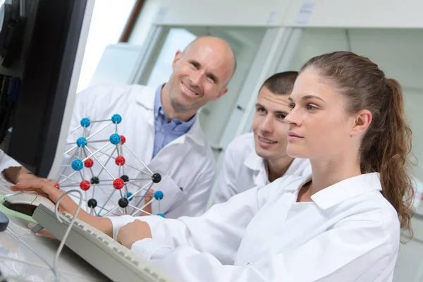 Jóvenes científicos con modelo de ADN en laboratorio — Foto de Stock