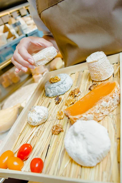 Voorbereiding van de kaas en voorgerecht — Stockfoto