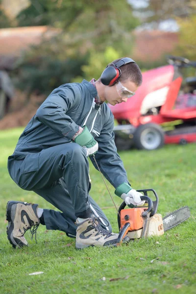 Cutting a hedge with electrical hedge trimmer — Stock Photo, Image
