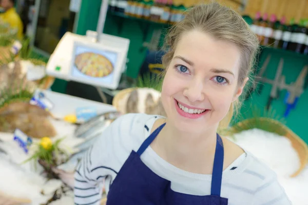 Portret van vrouwelijke visboer — Stockfoto