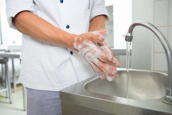 Мыть руки с мылом — стоковое фото