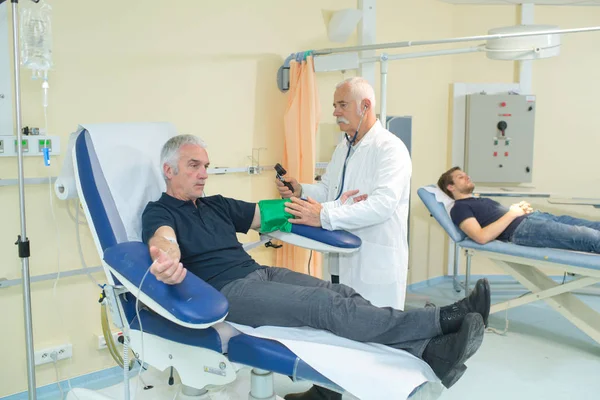 Uomo sottoposto a test di pressione sanguigna in ospedale — Foto Stock