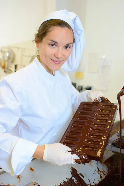 Dame zeigt Schokoladenkreation — Stockfoto