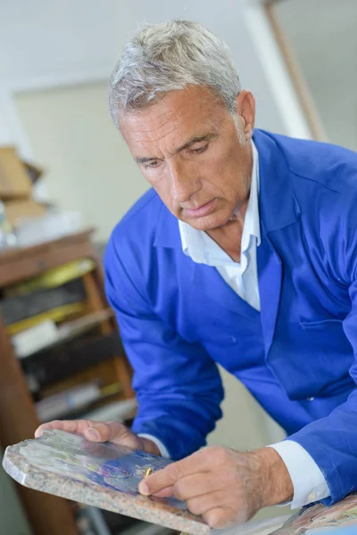 Artigiano al lavoro e artigiano — Foto Stock