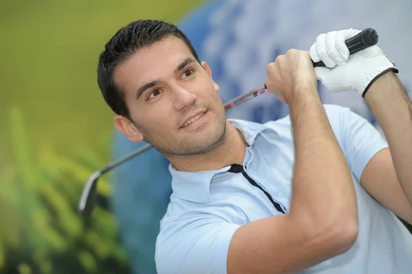 Close up retrato de homem no campo de golfe — Fotografia de Stock