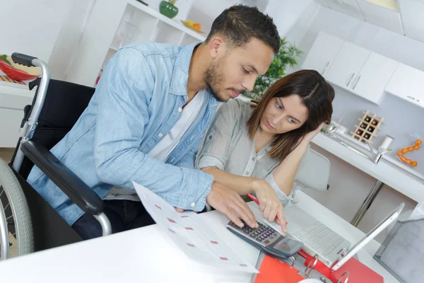 Jovem casal atraente contabilidade em casa — Fotografia de Stock