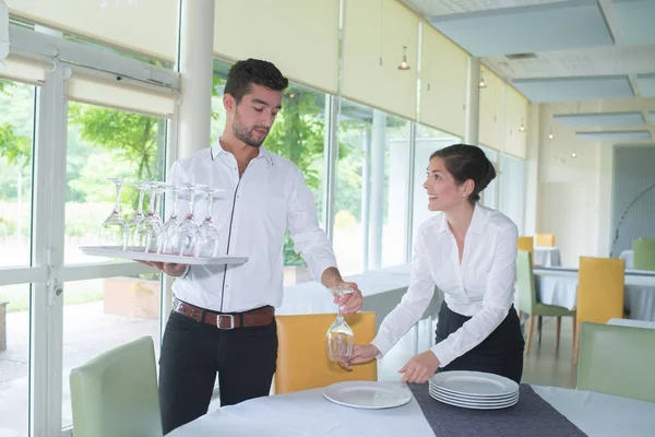 Catering και σερβιτόρος σερβιτόρα — Φωτογραφία Αρχείου