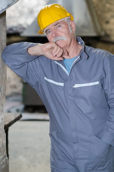 Porträt eines älteren Mannes im Bau — Stockfoto