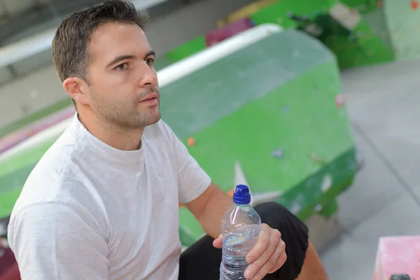 Young fit man having a break between climbing sessions — Stock Photo, Image