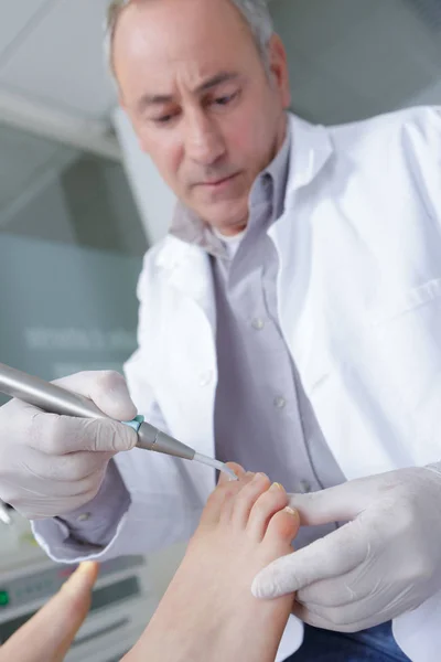 Podoloog maken procedure van voetverzorging en reflexologie — Stockfoto