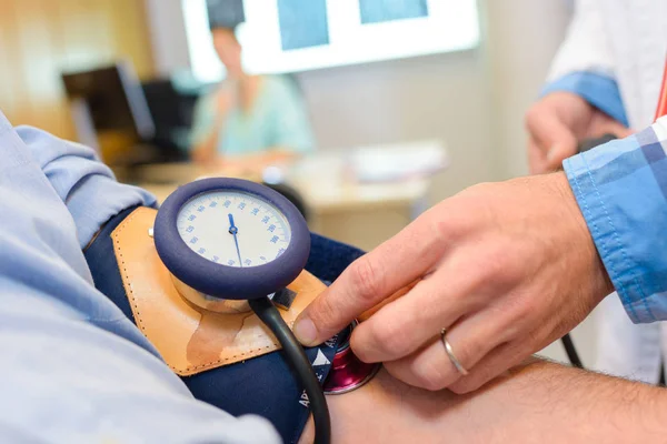 Leer la presión arterial — Foto de Stock
