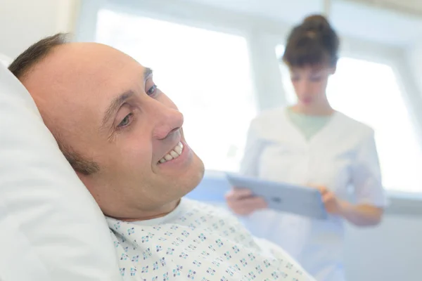 Paziente felice sdraiato sul letto d'ospedale — Foto Stock