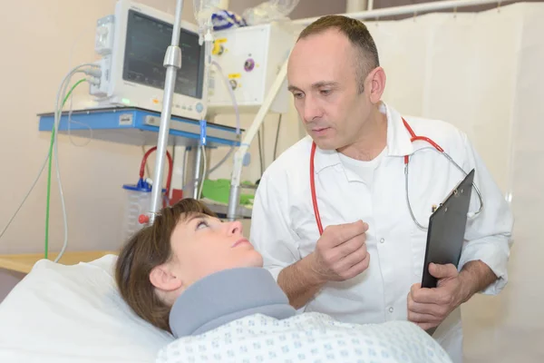 Arzt spricht Patientin im Krankenhauszimmer an — Stockfoto