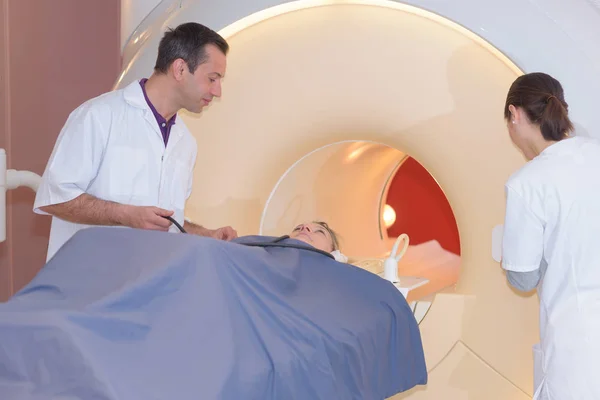 MRI için hazırlıklı olmak Patrient inceden inceye gözden geçirmek — Stok fotoğraf