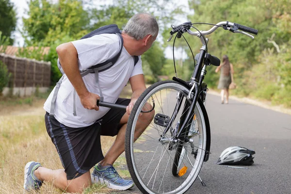 Man pumping bicycle wheel — Stock Photo, Image